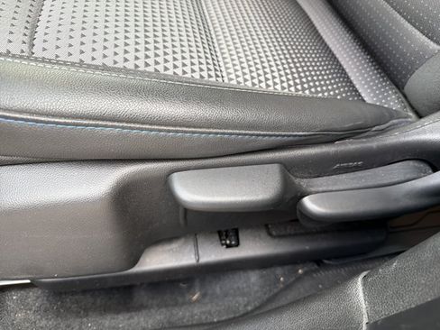 Used 2025 Chevrolet Trax LT FWD image 16