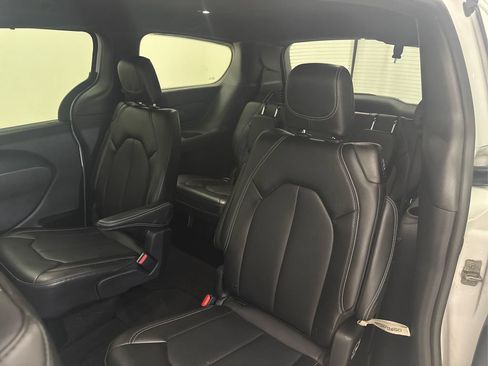 Used 2025 Chrysler Pacifica Select FWD image 25