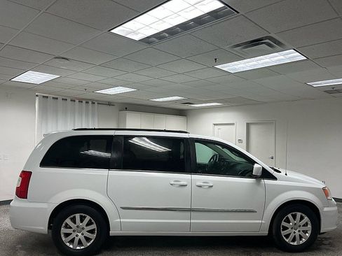 Used 2016 Chrysler Town & Country Touring image 4