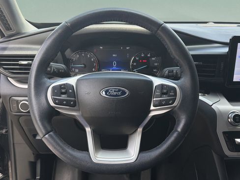 Used 2023 Ford Explorer XLT RWD image 9