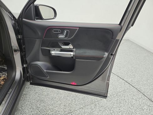 Used 2023 Mercedes-Benz GLB 250 image 21