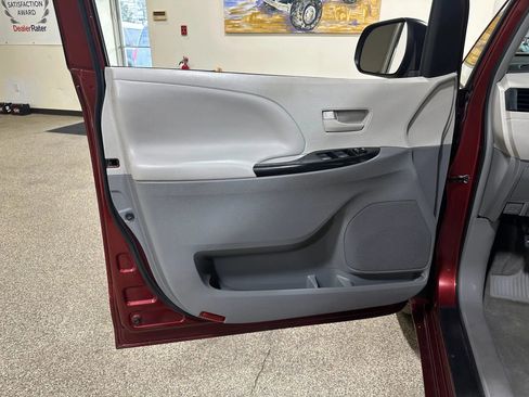 Used 2012 Toyota Sienna FWD image 17