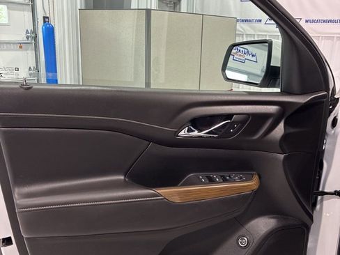 Used 2021 GMC Acadia SLE w/ Driver Convenience Package image 16