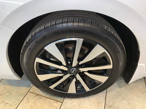 Used 2024 Nissan Sentra SV w/ SV Premium Package image 12