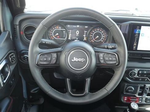 Used 2025 Jeep Gladiator Rubicon AWD/4WD image 18