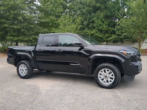Used 2025 Toyota Tacoma SR5 AWD/4WD image 2