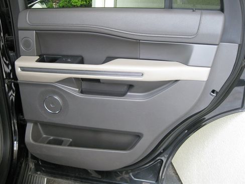 Used 2018 Ford Expedition XLT w/ Equipment Group 202A AWD/4WD image 37