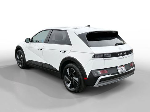 Certified 2025 Hyundai Ioniq 5 SE image 3