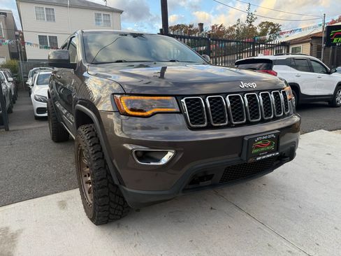 Used 2017 Jeep Grand Cherokee Laredo w/ Quick Order Package 23E image 9