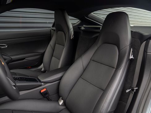 Used 2025 Porsche 718 Cayman RWD image 5