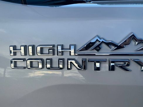 Used 2025 Chevrolet Silverado 2500 High Country w/ Technology Package AWD/4WD image 5