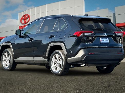 Used 2022 Toyota RAV4 LE image 5