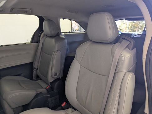 Used 2024 Toyota Sienna Limited image 30
