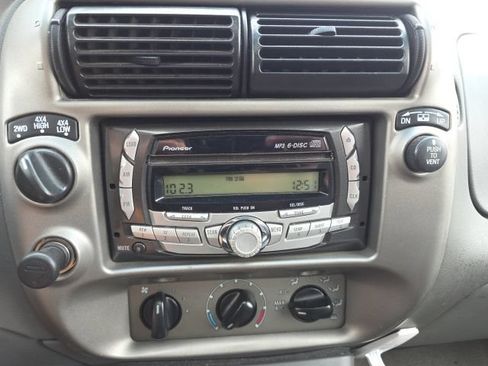 Used 2005 Ford Explorer Sport Trac Adrenalin AWD/4WD image 5