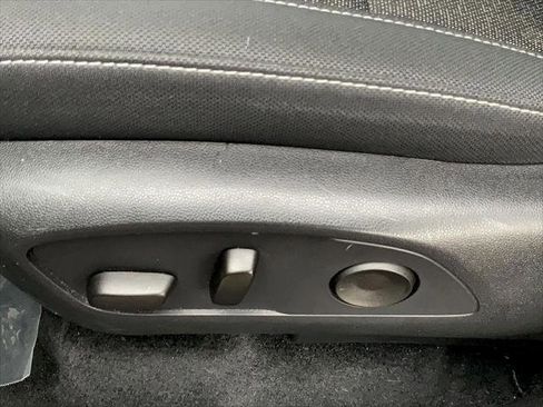 Used 2025 Chevrolet Traverse LT image 19