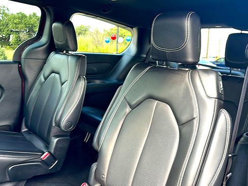 Used 2023 Chrysler Pacifica Touring-L w/ S Appearance Package image 19