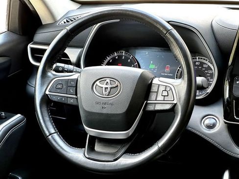 Used 2023 Toyota Highlander XLE image 32