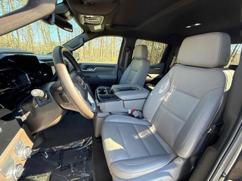 Used 2025 GMC Sierra 1500 SLT image 3