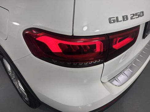 Used 2021 Mercedes-Benz GLB 250 4MATIC image 30