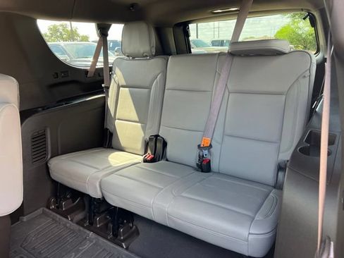 Used 2022 GMC Yukon XL SLT w/ SLT Premium Package AWD/4WD image 14