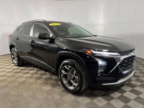 Certified 2025 Chevrolet Trax LT w/ Driver Confidence Package image 6