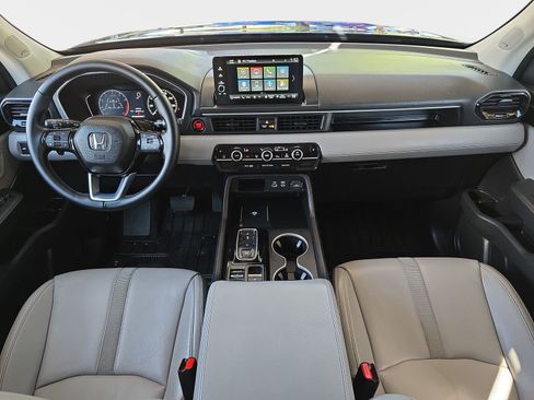 Certified 2025 Honda Pilot Touring image 9