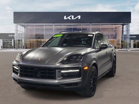 Used 2024 Porsche Cayenne S AWD/4WD image 3