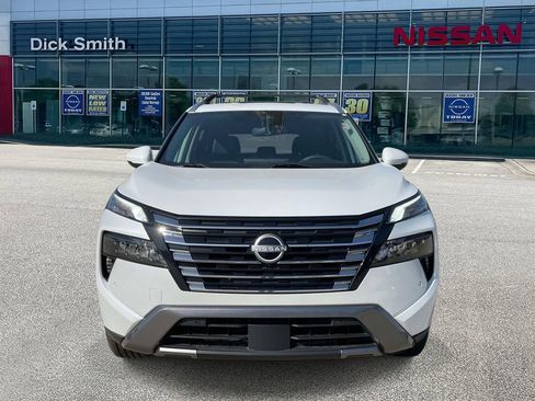 Used 2024 Nissan Rogue SL image 2