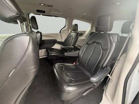 Used 2024 Chrysler Pacifica Touring-L image 7