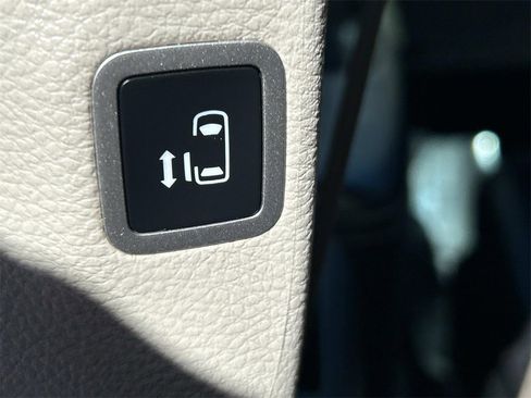 Used 2024 Chrysler Pacifica Touring-L image 20