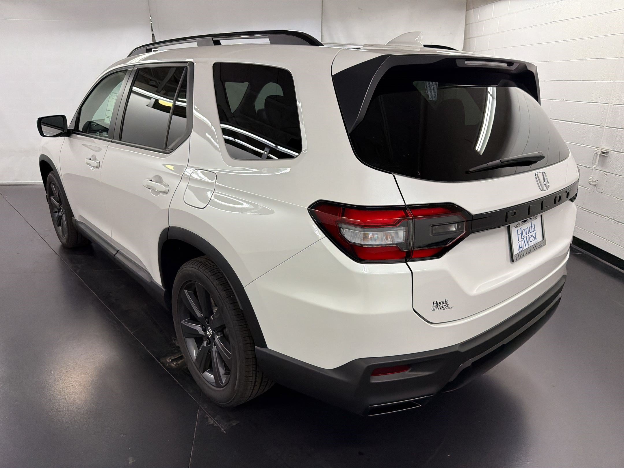 New 2026 Honda Pilot Sport image 3