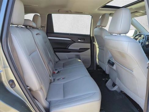 Used 2017 Toyota Highlander XLE image 14
