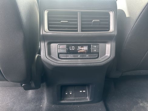 Used 2024 Volkswagen Atlas SE AWD/4WD image 16