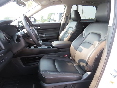 Used 2023 Nissan Pathfinder SL AWD/4WD image 19