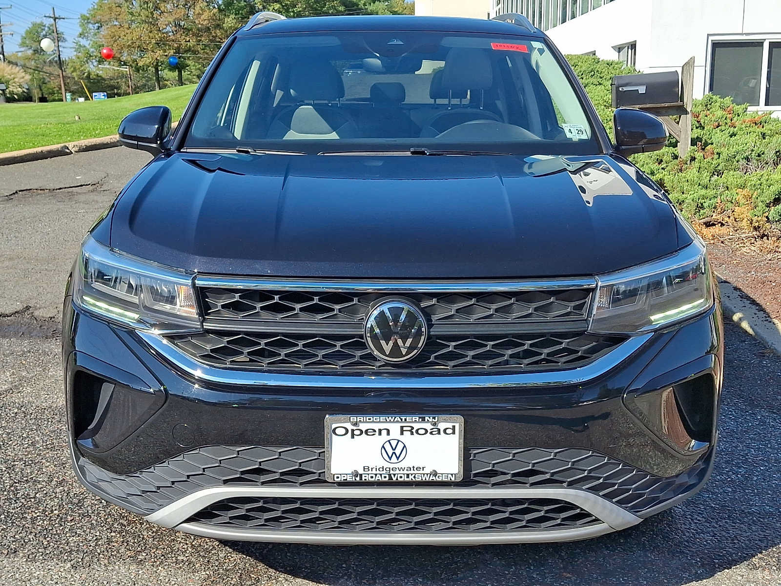 Used 2024 Volkswagen Taos SE w/ Panoramic Sunroof Package FWD image 2