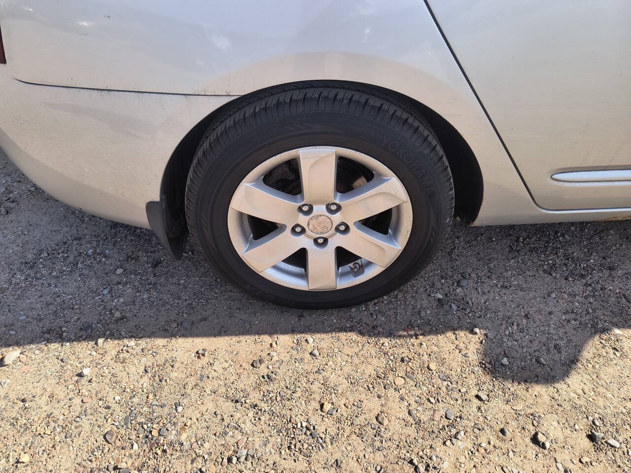Used 2008 Kia Rondo FWD image 11