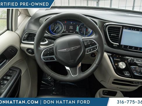 Used 2023 Chrysler Pacifica Touring-L FWD image 5