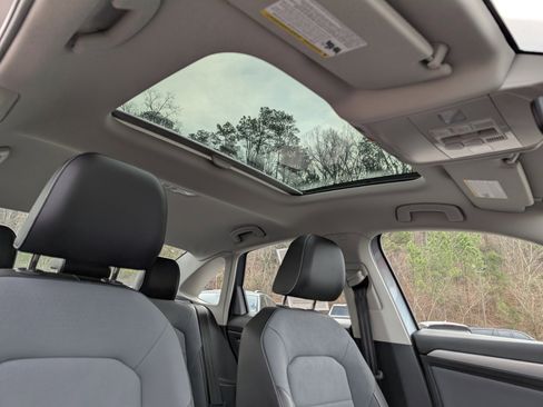 Used 2025 Volkswagen Jetta SE w/ Sunroof Package image 15