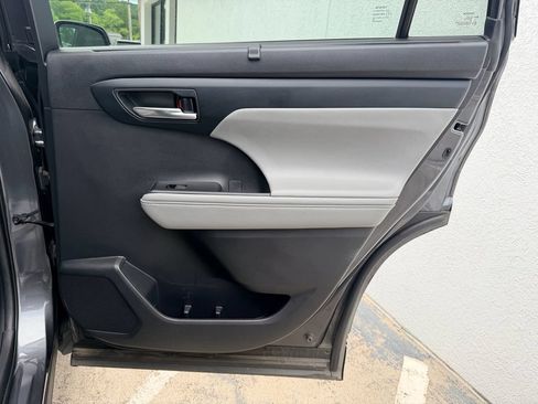 Used 2020 Toyota Highlander XLE FWD image 27