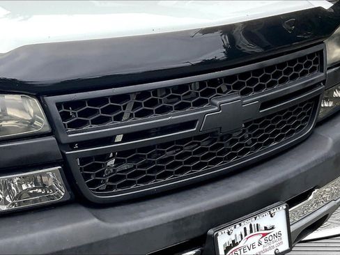 Used 2005 Chevrolet Silverado 2500 LS w/ Heavy-Duty Power Package AWD/4WD image 32