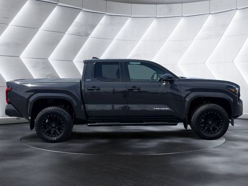 Used 2025 Toyota Tacoma SR5 AWD/4WD image 6