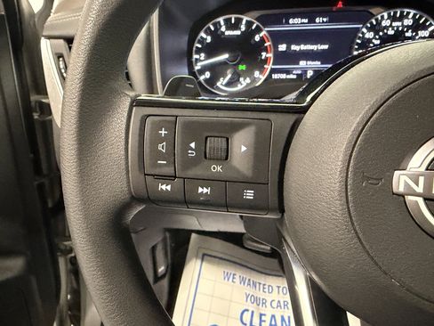 Used 2023 Nissan Rogue SV image 16