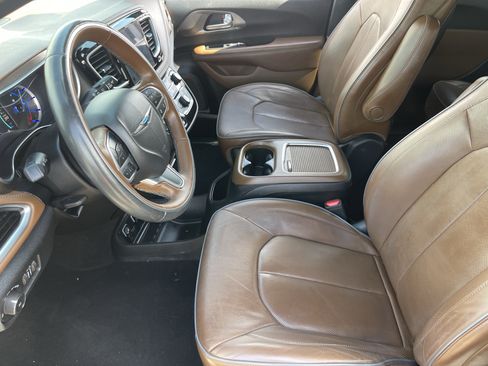 Used 2020 Chrysler Pacifica Limited w/ Advanced Safetytec Group FWD image 18