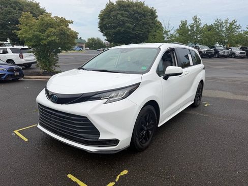 Used 2022 Toyota Sienna LE FWD image 3