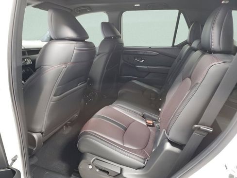 Certified 2025 Honda Pilot Black Edition image 18