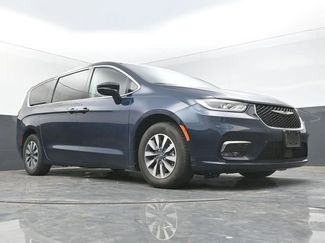 Used 2024 Chrysler Pacifica Select video 1