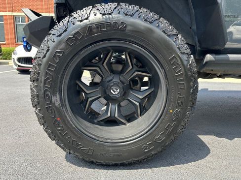Used 2018 Jeep Wrangler Unlimited Sahara AWD/4WD image 9