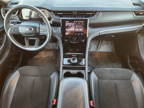 Used 2023 Jeep Grand Cherokee L Laredo image 27