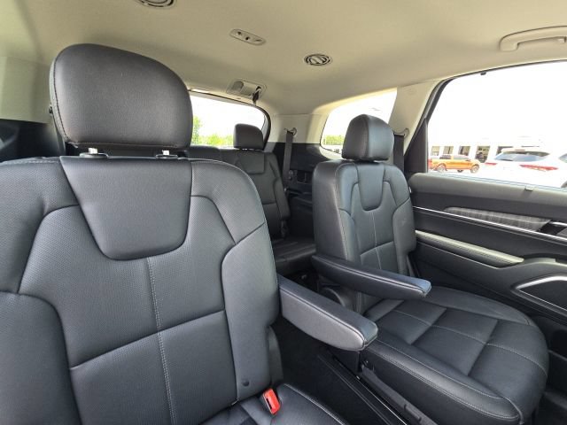 Used 2025 Kia Telluride EX w/ EX Captain's Chair Package FWD image 16