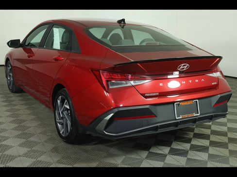 Used 2025 Hyundai Elantra SEL FWD image 12